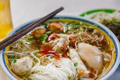 Hoang mang với Clip 'Đổ thức ăn thừa của khách vào nồi bún rồi bán lại'