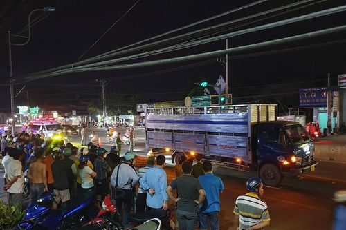 Bình Dương: Bé trai đi mua sữa giúp bà thì bị xe tải cán tử vong