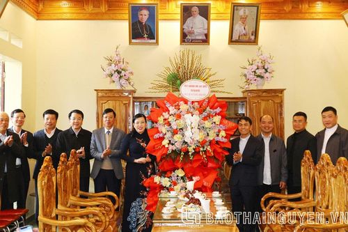 Đồng chí Bí thư Tỉnh ủy chúc mừng Giáo xứ Đại Từ nhân dịp Lễ Giáng sinh