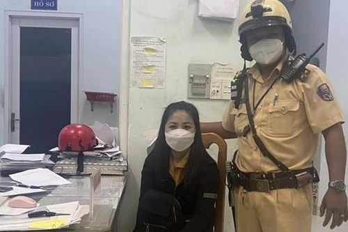 CSGT kịp thời ngăn cản người phụ nữ định nhảy cầu