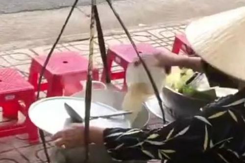 Xác minh thông tin người bán bún đổ đồ ăn thừa vào nồi đang nấu để bán lại