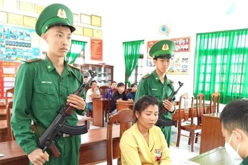 Vợ gửi ma túy ra tàu cá cho chồng sử dụng
