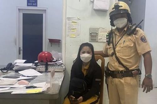 CSGT Công an TPHCM cứu kịp thời cô gái định nhảy sông Sài Gòn tự tử