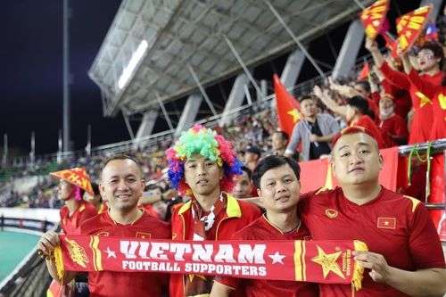 CĐV Việt tạo ra bầu không khí 'không thể tin được' ở sân vận động Quốc gia Lào