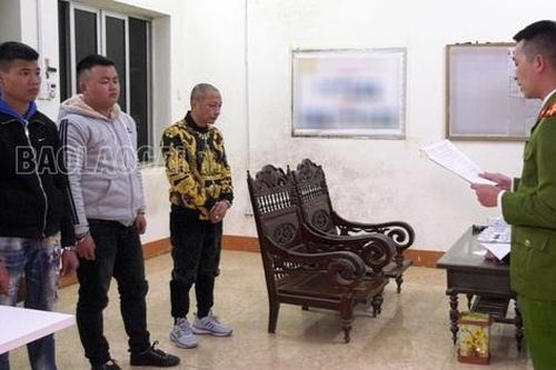 Bắt quả tang 5 đôi nam nữ đang mua bán dâm tại nhà nghỉ