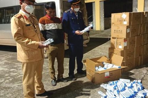 Phát hiện xe ô tô chở 10.000 bộ xét nghiệm COVID-19 không rõ nguồn gốc