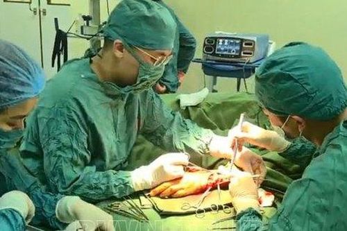 Phẫu thuật thành công khối dị dạng mạch máu gây biến dạng cổ tay