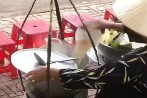 Người bán hàng rong nghi đổ đồ ăn thừa vào nồi để bán bỏ chạy khi có lực lượng kiểm tra
