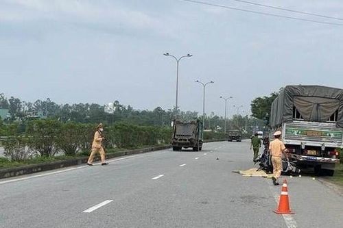 Quảng Nam: Xe máy tông vào xe tải đậu ven đường, một người tử vong