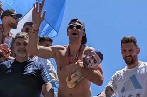 Chủ tịch LĐBĐ Pháp khiếu nại màn ăn mừng của Emiliano Martinez