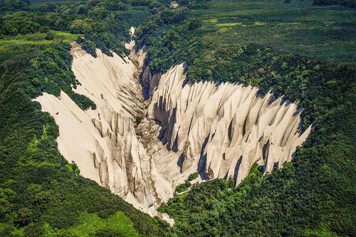 Vẻ đẹp kỳ ảo của thung lũng đá trắng hùng vĩ ở Kamchatka