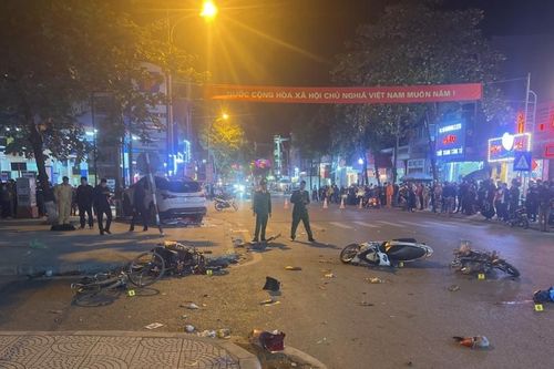 Ô tô con gây tai nạn liên hoàn làm hai người chết