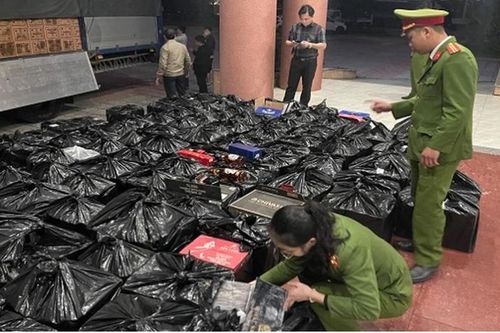 Công an Quảng Bình bắt giữ gần 900 chai rượu ngoại nhập lậu