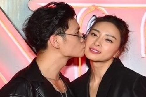Ngô Thanh Vân và chồng trẻ tình tứ trên thảm đỏ