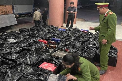 Bắt giữ gần 900 chai rượu ngoại được ngụy trang trong xe tải chở thanh long