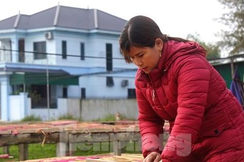 Người dân làng nghề làm hương 'chạy hết công suất' cho Tết