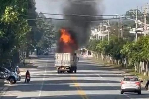 Xe tải đang lưu thông trên đường bỗng dưng bốc cháy