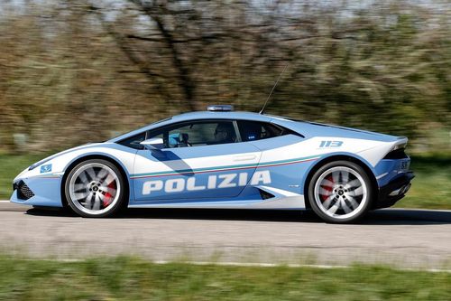 Cảnh sát Ý dùng siêu xe Lamborghini cứu sống bệnh nhân cách xa hàng trăm km