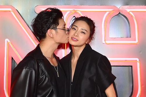 Huy Trần hôn Ngô Thanh Vân trên thảm đỏ 'Thanh Sói'