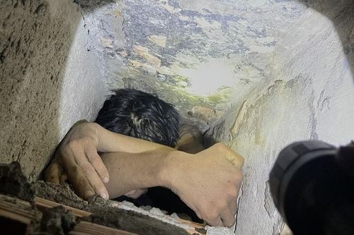 Phá tường giải cứu tên trộm mắc kẹt trong ống thoát hơi tiệm massage