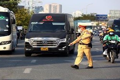 CSGT xử lý xe khách chạy 'rùa bò', tài xế xếp hàng nhận biên bản