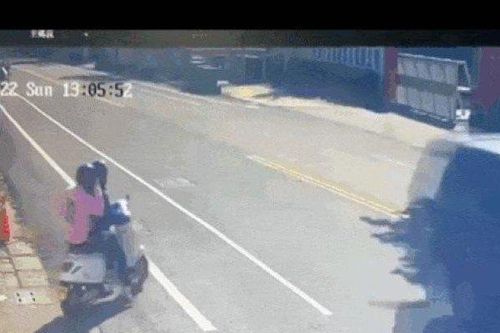 Clip: Lái xe tay ga sang đường lơ đễnh và cái kết sốc