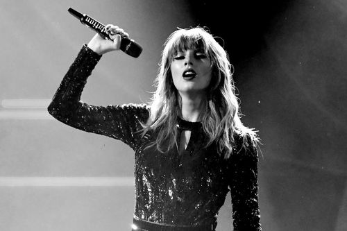 Taylor Swift chính thức 'xô đổ' kỷ lục tồn tại 13 năm của huyền thoại Michael Jackson