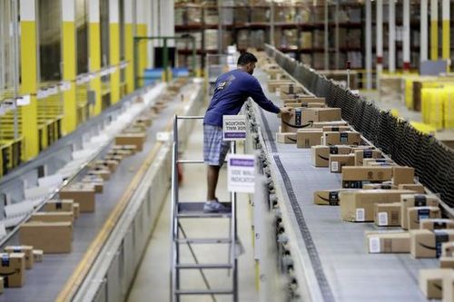 Công nhân của Amazon bị vắt kiệt sức trong mùa làm việc cao điểm