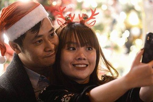 Giáng sinh sớm ở Hà Nội: Các cặp đôi tình tứ giữa giá rét 16 độ