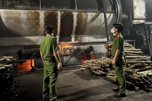 Bắt quả tang vụ đốt hàng chục tấn lốp xe ngay trong khu công nghiệp