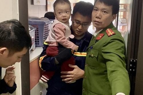 Cảnh sát giải cứu cháu bé 1 tuổi mắc kẹt ở ban công tầng 7