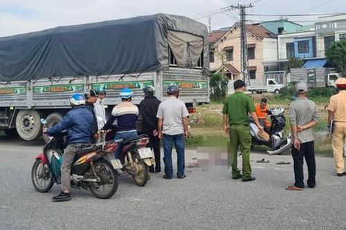 Xe máy nát vụn sau cú tông đuôi xe tải, hai thanh niên thương vong