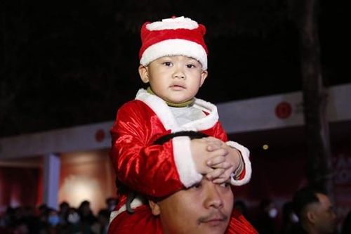 Hà Nội: Hồ Gươm tắc nghẽn trong đêm Noel