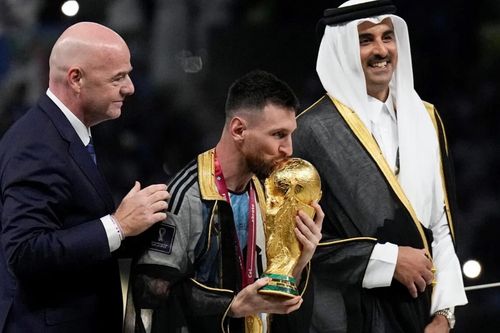 Áo choàng đen Qatar trao cho Messi cháy hàng