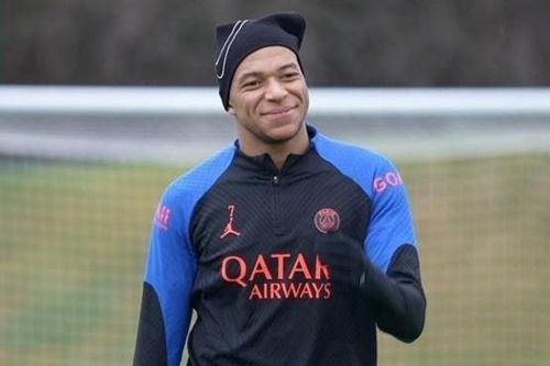 Mbappe đối đầu em trai trong buổi tập của PSG
