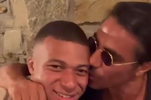 'Thánh rắc muối' bị chỉ trích khi hôn má Mbappe