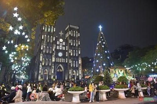 Phố phường Hà Nội rộn ràng trong đêm Giáng sinh