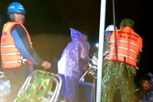 Đi lấy rong, 2 người phụ nữ bị rơi xuống biển