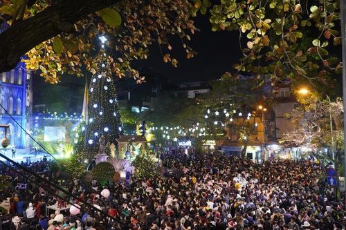 'Biển người' trong đêm Giáng sinh tại Hà Nội