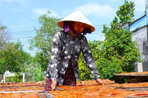 Mứt miền Tây hối hả vào Tết