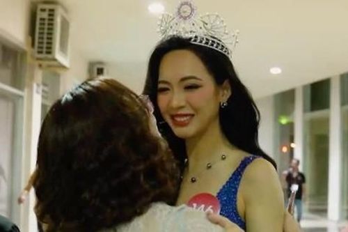 Giây phút Trịnh Thùy Linh bật khóc, ôm vội mẹ ở hậu trường Hoa hậu Việt Nam
