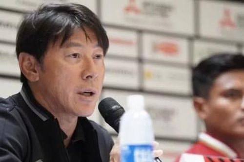 HLV Shin Tae-yong 'sấy tóc' sao Indonesia sau trận thắng Campuchia