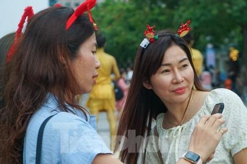 Các bạn trẻ 'lên đồ' xuống phố đón giáng sinh sớm ở TPHCM
