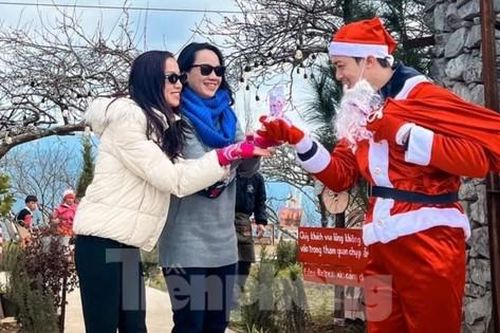 Giới trẻ nô nức săn mây, đón Giáng sinh trên đỉnh Tà Xùa