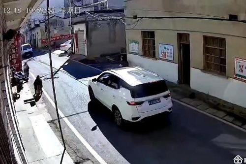 Cậu bé bất cẩn suýt bị ô tô đâm 2 lần khi sang đường