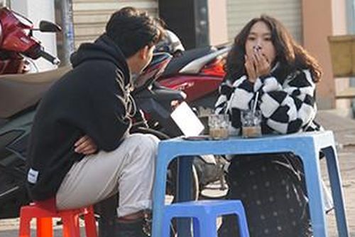 TP.HCM se lạnh ngày Giáng sinh, người dân mặc áo ấm ra đường