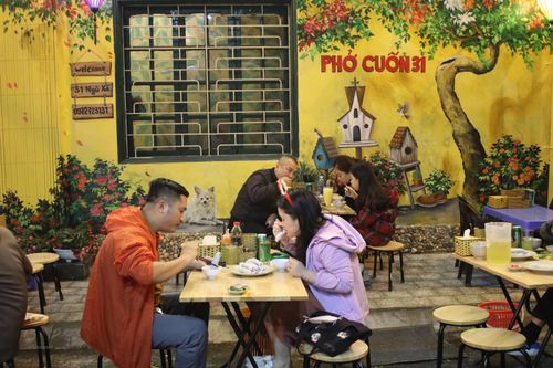 Người dân hào hứng trải nghiệm tuyến phố ẩm thực thứ hai của Hà Nội