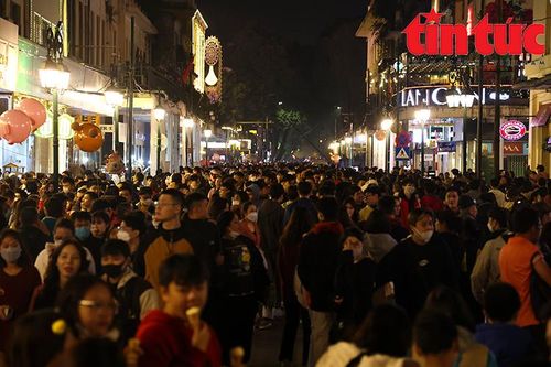 Đêm Noel, mọi nẻo đường đến Nhà thờ lớn Hà Nội tắc nghẽn