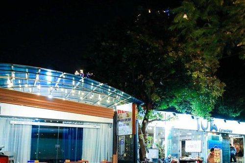 Hà Nội: Vỉa hè, vườn hoa công cộng ở hồ Tây bị lấn chiếm bán hàng