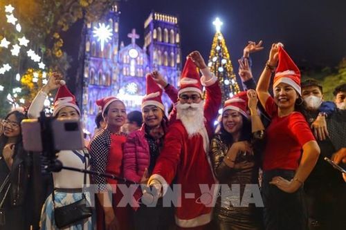 Hà Nội: Người dân đổ dồn về Nhà thờ Lớn đón Giáng sinh 2022